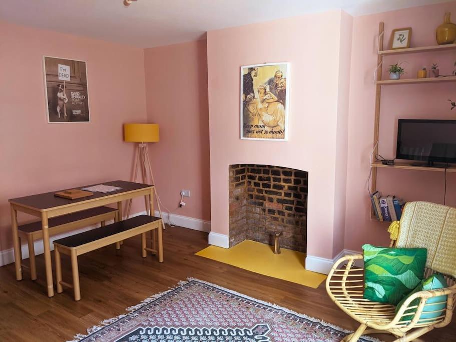 Stylish And Colourful Flat Minutes From The Beach Margate Ngoại thất bức ảnh