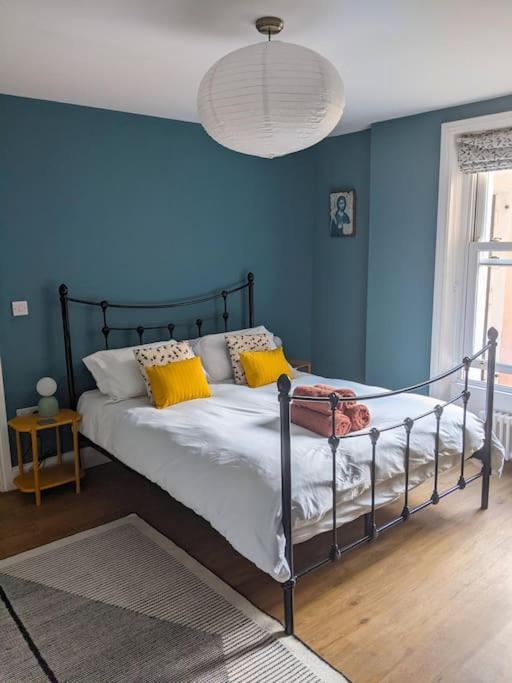 Stylish And Colourful Flat Minutes From The Beach Margate Ngoại thất bức ảnh